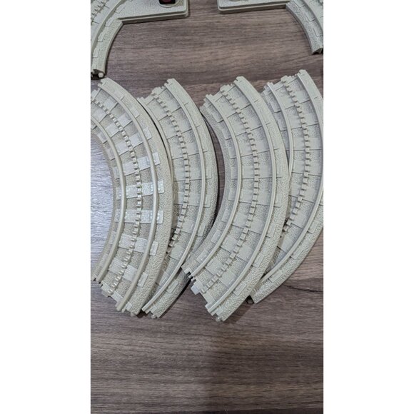 Lionel Little Lines Gray Plastic Train Track Set With Curved & Straight Pieces r - Picture 6 of 8